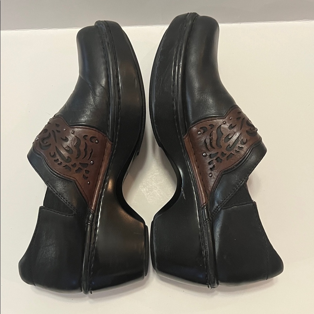 Ariat Tambour leather Women's Black clogs with a brown laser-cut overlay
Sz 8.5 - Picture 6 of 14